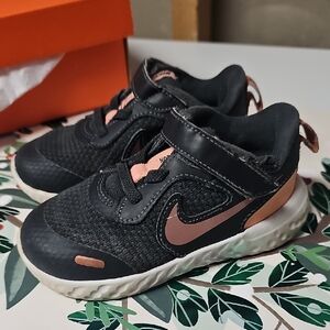 Nike Kids Black and Rose Pink Hook-and-Loop Sneakers